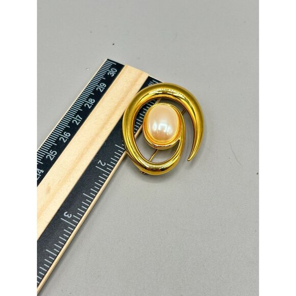 Vintage Monet Gold Tone Faux Pearl Swirl Brooch Pin Oval Shaped Spiral - Picture 6 of 6